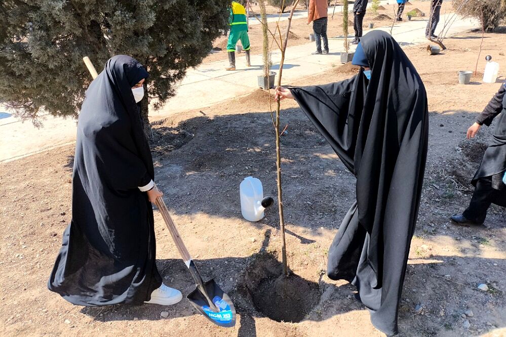 کاشت نهال توسط دانش‌آموزان دبیرستان سعادت کهریزک در محوطه حرم امام خمینی (ره)
