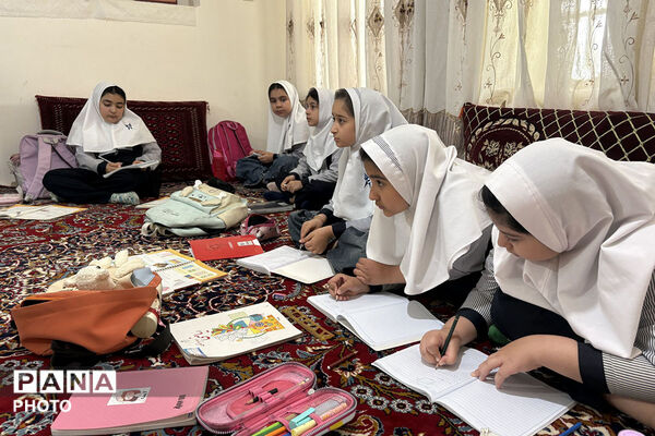 فداکاری معلم شیروانی برای برگزاری کلاس حضوری در خانه یک مادر مهربان