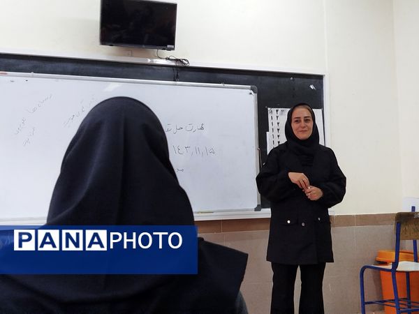 برگزاری کلاس آموزشی با محوریت هویت یابی در دبیرستان دخترانه نور اردبیل