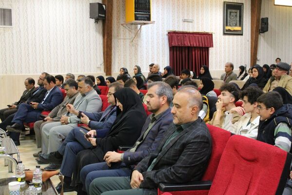 تقدیر از دانش‌آموزان منتخب استانی و کشوری جشنواره نوجوان خوارزمی در نیشابور 