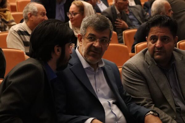 سند هویتی استاد ایرج افشار در یزد رونمایی شد