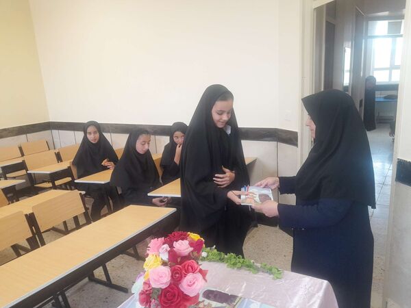اهدای جوایز به دانش آموزان جدید الورود دبیرستان مادرمهربان خلیل آباد