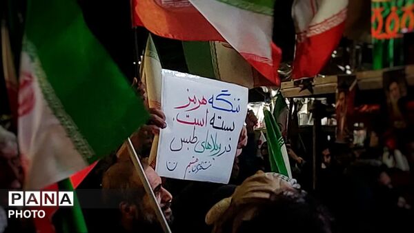 مشت‌های گره کرده مردم در تجمع شبانه میدان انقلاب