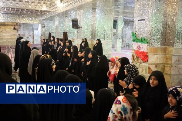  دورهمی دختران با قرائت سوره مبارکه فتح در رواق دارالذکر سومین حرم اهل بیت (ع)