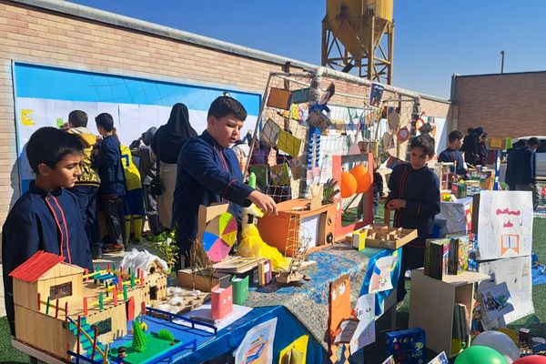  برپایی نمایشگاه  آثار دانش‌آموزان در مدرسه غیاث‌الدین جمشید کاشانی ملارد 