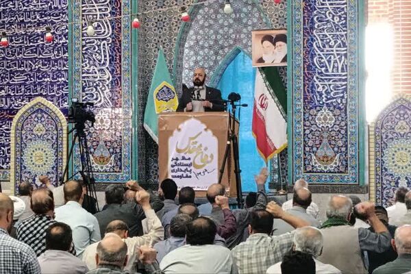 حضور فرهنگیان و مسئولان آموزش و پرورش پردیس در نماز جمعه 
