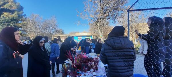 برپایی بازارچه هنرهای دستی در هنرستان ثمین