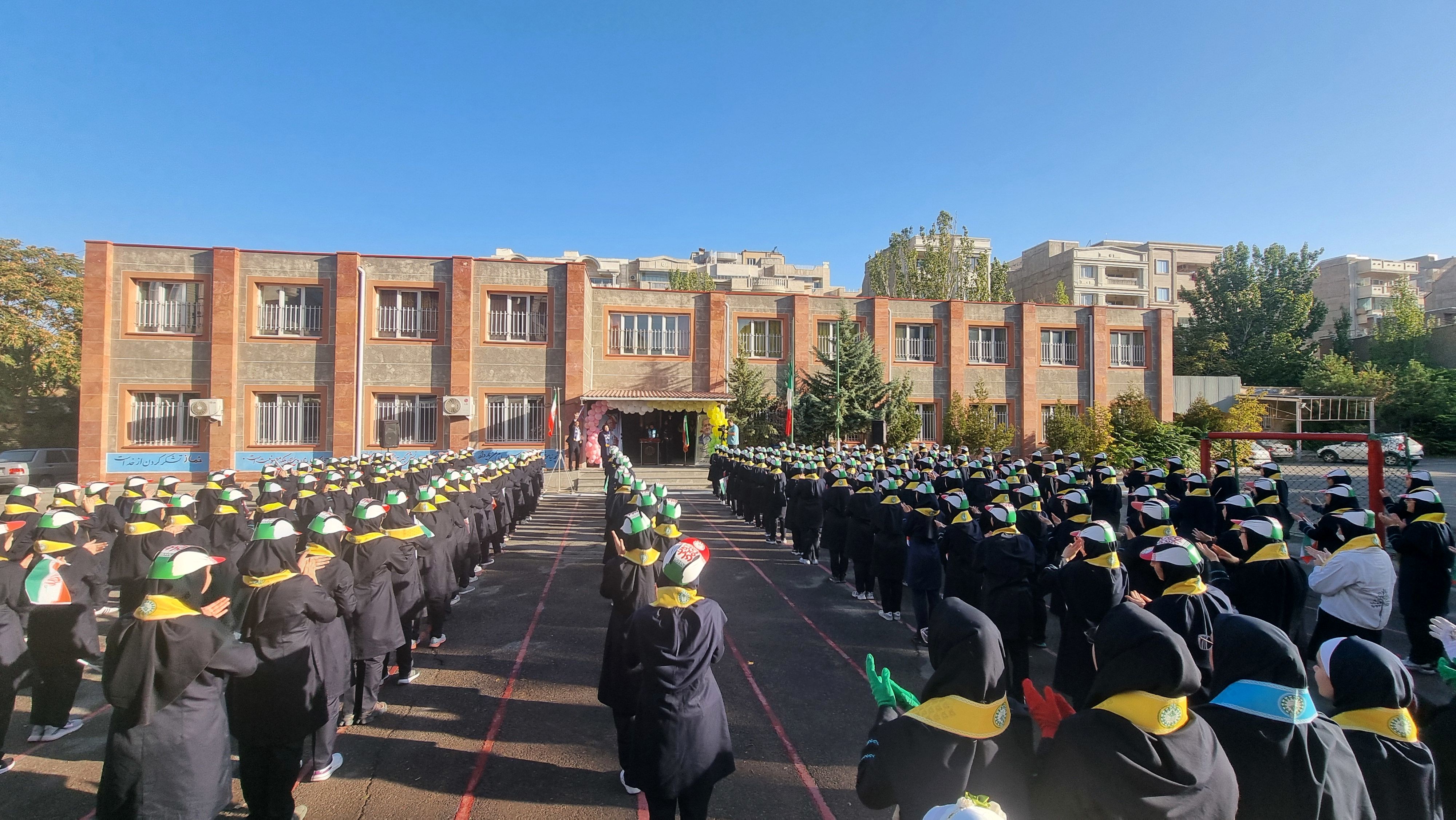 صبحگاه تشکیلاتی دبیرستان فرزانگان تبریز در قاب زنده سیمای ملی