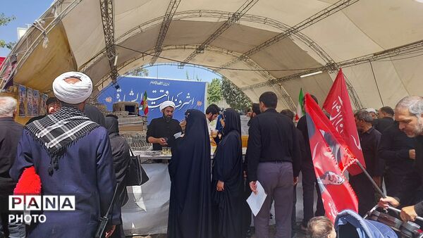 دریای جمعیت در خیابان‌های منتهی به مصلای امام خمینی(ره)