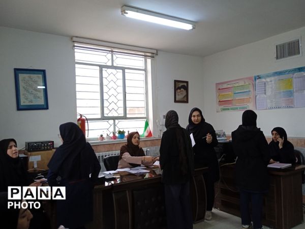 اعلام نتایج امتحانات نوبت اول دبیرستان عزت طلایی به والدین دانش آموزان 