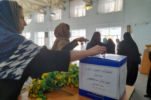  انتخابات انجمن اولیا و مربیان دبیرستان شاهد فیض