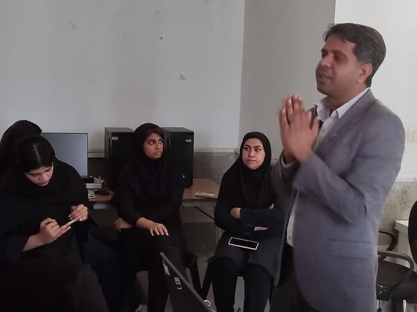 مشاوره کنکور برای دوازدهمی‌های زهرای مرضیه (س) با حضور مشاور کشوری