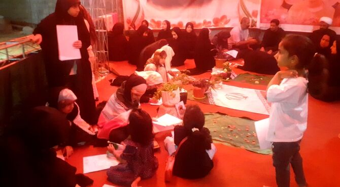 نقاشی دختران دانش‌آموز بنذرک در کنار گلزار شهدای اسلام‌آباد