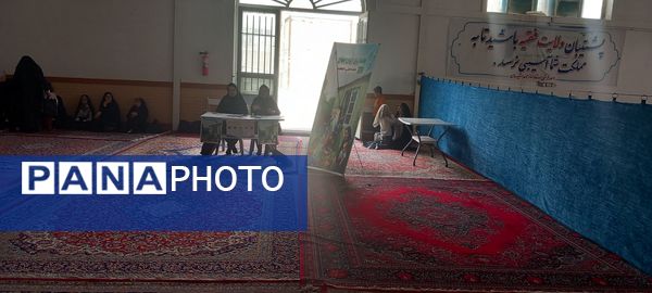 شرکت دانش‌آموزان دبستان حضرت فاطمه(س) در مراسم سالگرد شهدای خدمت