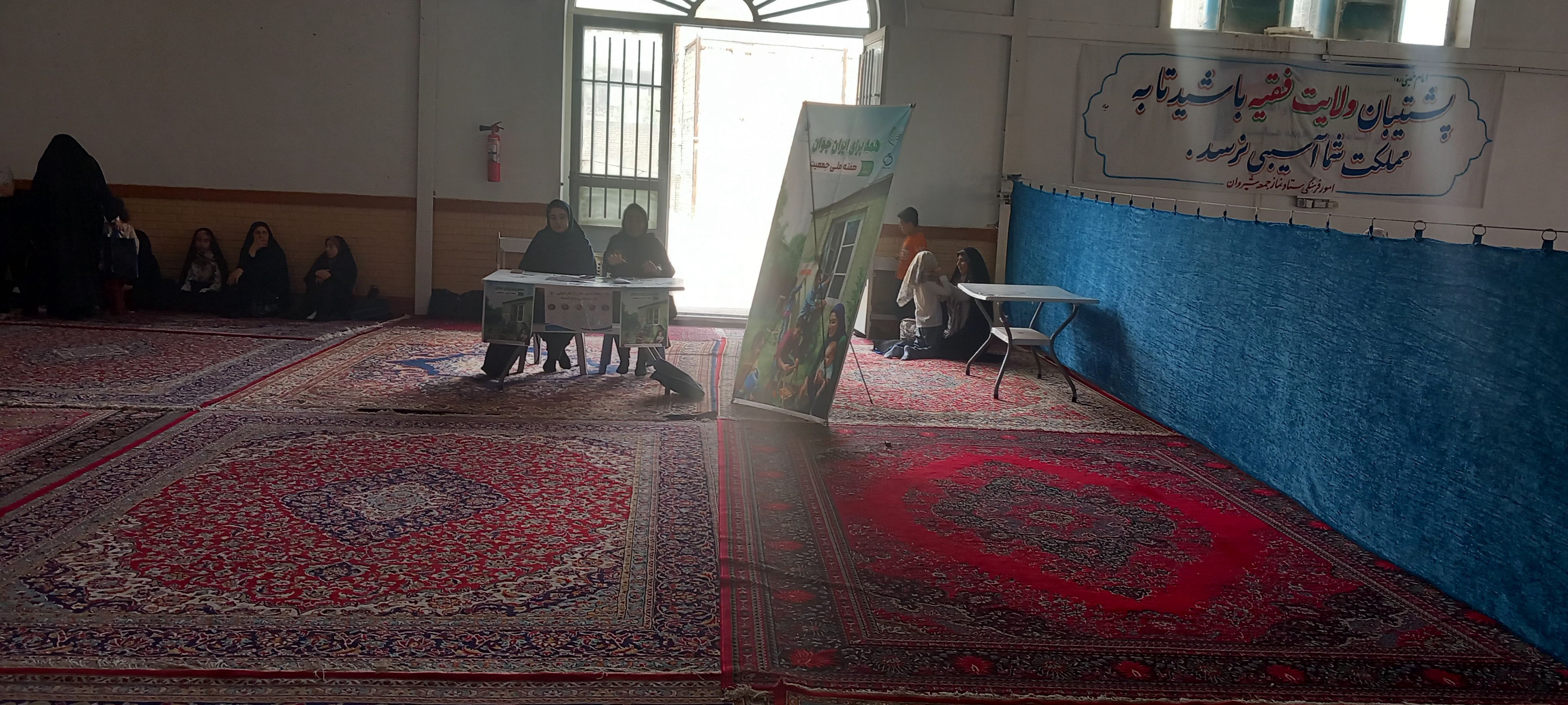 شرکت دانش‌آموزان دبستان حضرت فاطمه(س) در مراسم سالگرد شهدای خدمت