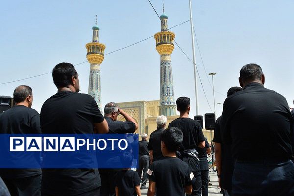 پرچم‌های عزا بر فراز حرم امام رضا(ع)