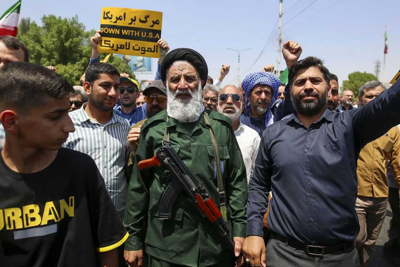 حضور نماینده ولی‌فقیه در خوزستان با پوشش متفاوت در نماز جمعه