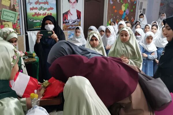 پرچم متبرک امام حسین(ع) میهمان دانش‌آموزان مدرسه زنده‌یاد قمصری