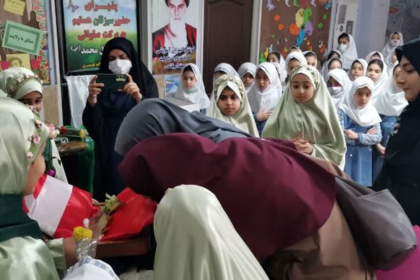 پرچم متبرک امام حسین(ع) میهمان دانش‌آموزان مدرسه زنده‌یاد قمصری