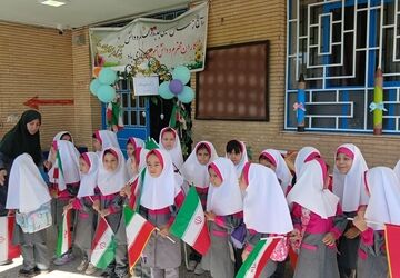 آیین جشن شکوفه‌های دانایی در دبستان صداقت اراک