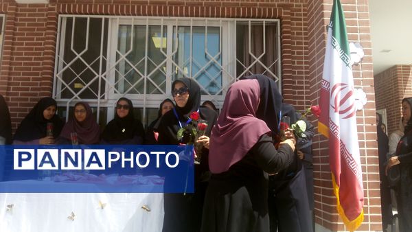 جشن روز معلم در دبستان عذرا پورشهریاری با برنامه های ویژه برگزار شد