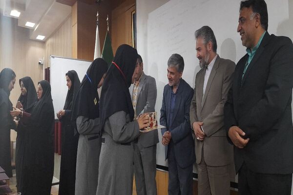 مراسم تجلیل از همیار معلم‌های نمونه دبیرستان آرمیتا مصلی نژاد