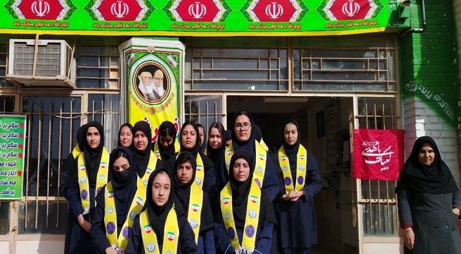 اجرای سرود«ایرانمون »توسط دانش آموزان پیشتاز آموزشگاه شهید مجید دهنوی