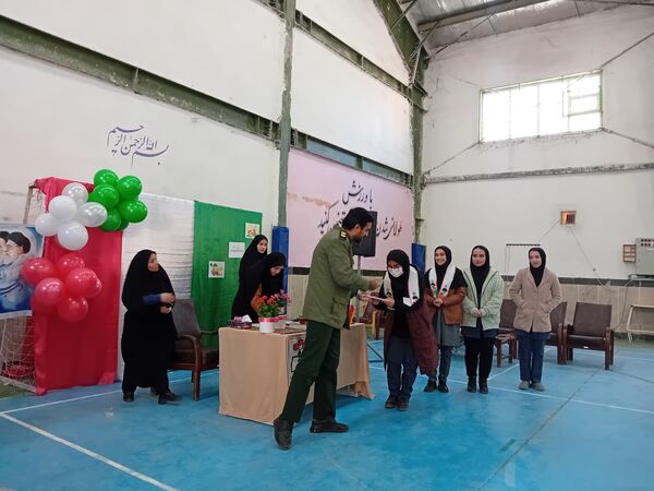 برگزاری جشن آغاز انقلاب در دبیرستان فاطمه الزهرا آشخانه