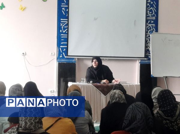 نشست صمیمی انجمن و اولیا پایه هفتم در دبیرستان فرهنگیان ناحیه۷ مشهد