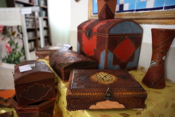 بازدید مدیر کل میراث فرهنگی، گردشگری و صنایع دستی فارس از نمایشگاه آثار هنرمندان در رشته های تابلو فرش و سفال