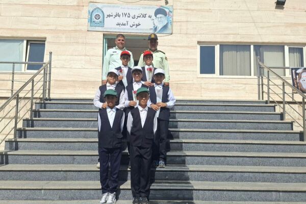 تقدیر دانش‌آموزان مدارس منطقه کهریزک از فرماندهان انتظامی کلانتری ۱۷۰ کهریزک و ۱۷۵ باقرشهر 