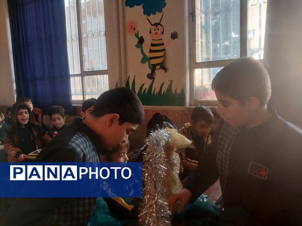 اهدای هدیه به معلمان به‌مناسبت میلاد حضرت علی (ع) و روز پدر در دبستان هیات امنایی فرهنگ