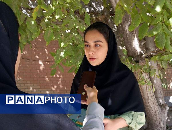 توزیع کتاب‌های درسی دبیرستان محدثه در منطقه ده‌محسن خرم‌آباد