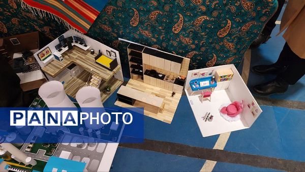 بازارچه دانش‌آموزی در دبیرستان فرزانگان ایلام