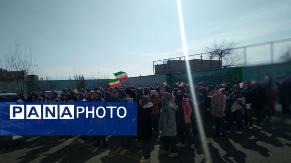 جلوه‌ای از همدلی و عشق به وطن در مدرسه والدین ۲ آناخاتون همزمان با زنگ انقلاب