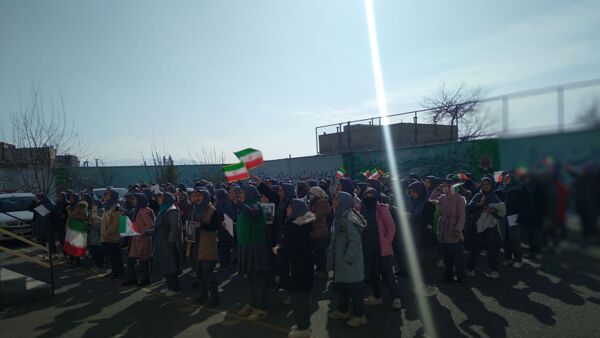 جلوه‌ای از همدلی و عشق به وطن در مدرسه والدین ۲ آناخاتون همزمان با زنگ انقلاب