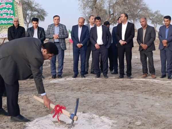 کلنگ ساخت دبستان 14 کلاسه خیرساز در روستا دهو شهرستان میناب به زمین زده شد