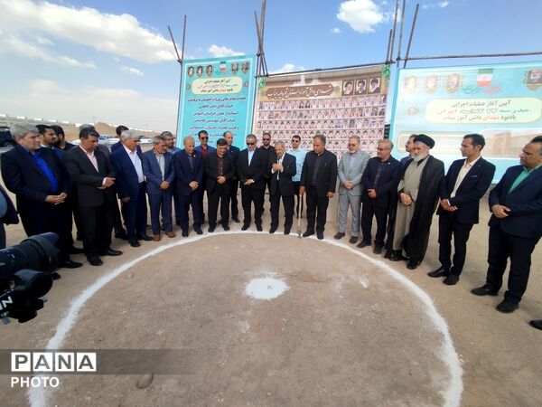 کلنگ زنی مدرسه ۱۲ کلاسه ایران با حضور وزیر آموزش و پرورش
