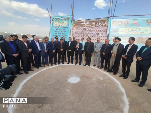 کلنگ زنی مدرسه ۱۲ کلاسه ایران با حضور وزیر آموزش و پرورش