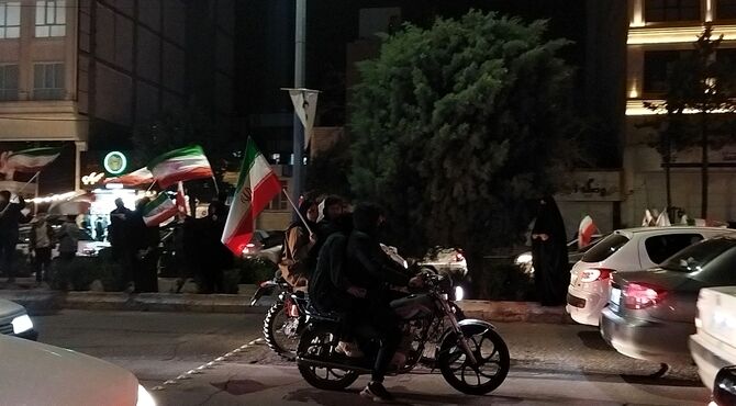 پرچم های ایران بر فراز بلوار فضل نیشابور قرار گرفت