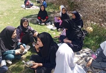 توزیع غذای گرم بین دانش‌آموزان در مدرسه شهید معتمدی روستای گزکوه