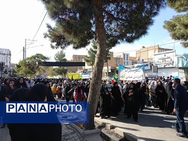 آبان بیداری؛ گام های استوار نسل جوان در مسیر عزت و استقلال