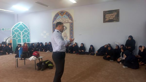 آموزش ایمنی و اطفای حریق برای دانش‌آموزان دبیرستان فرهنگیان
