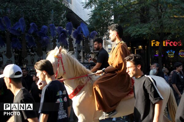 ورامین بار دیگر در سوگ اسارت؛ کاروان نمادین کربلا در خیابان‌های ورامین به حرکت درآمد