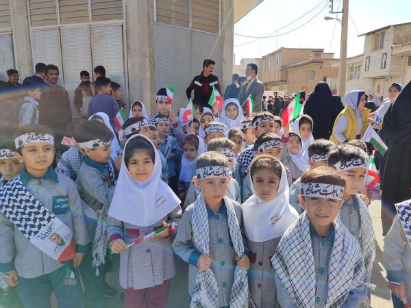 حضور گسترده دانش آموزان سورشجان در راهپیمایی ۱۳ آبان؛ فریاد ایستادگی در برابر استکبار جهانی