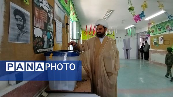 حضور پرشور مردم فاروج پای صندوق‌های رای 