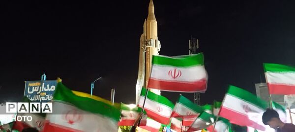 نمایش توان دفاعی کشور در میدان امام حسین (ع) یزد