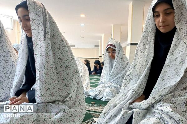 نماز جماعت در مدرسه پرنیان