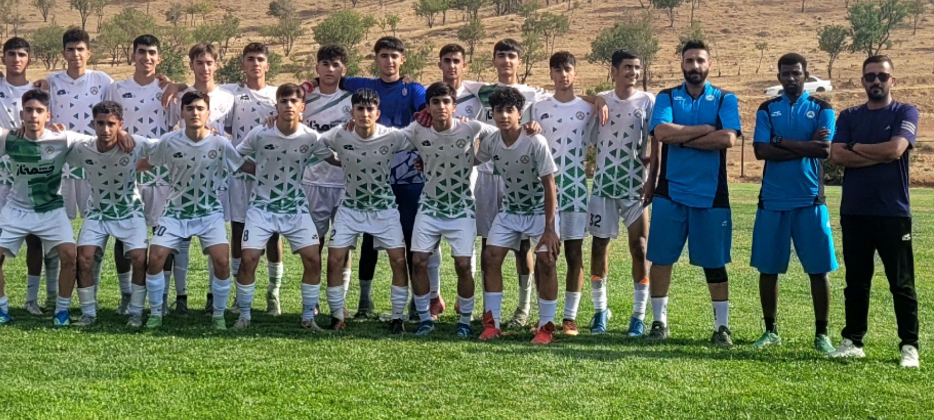 برگزاری مسابقه فوتبال بین تیم‌های  ذوب آهن اصفهان و ذوب آهن شهرکرد در زمین چمن شهر سامان 