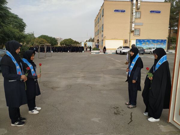 جشن آغاز سال تحصیلی جدید در دبیرستان نمونه ایمان 